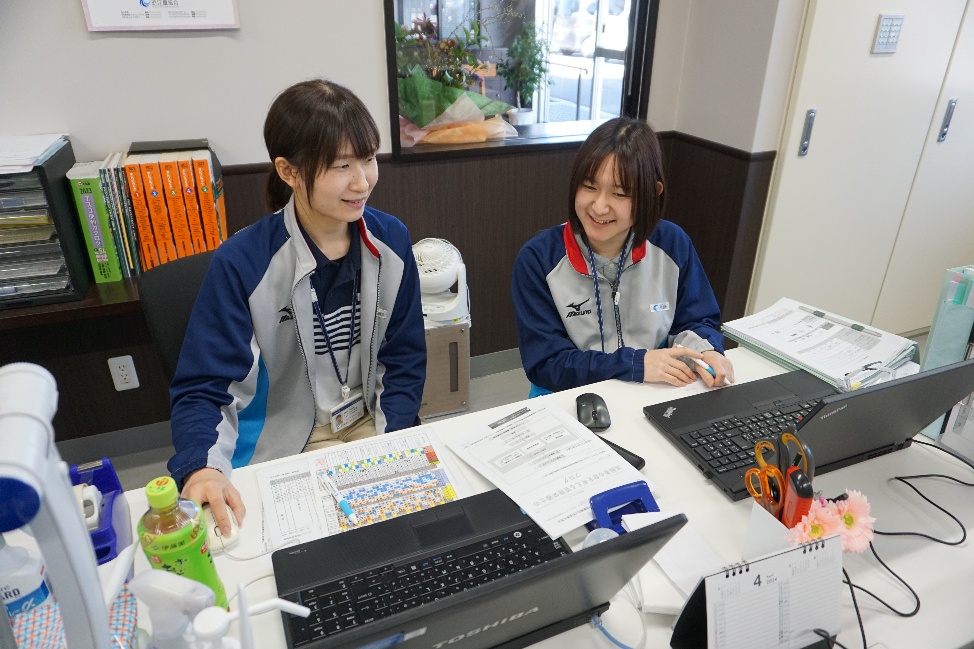 資料を確認しながら話し合う職員